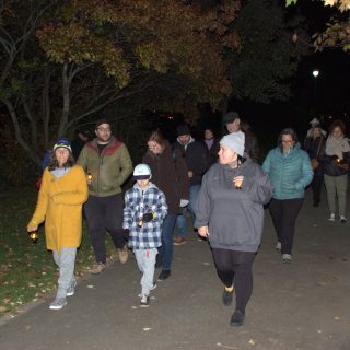 Une soixantaine de personnes ont pris part à cette Nuit des sans-abri qui était de retour à Lachute après quelques années d’absence. (Francis Legault, EAP)