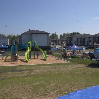 Une fête de quartier a eu lieu pour souligner l’inauguration du Parc de la Tourterelle sur la
rue du même nom à Brownsburg-Chatham. (Francis Legault, EAP)
