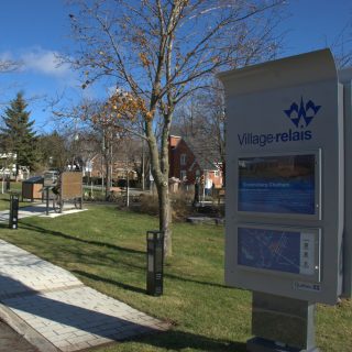 La Ville de Brownsburg-Chatham a complété une première phase de travaux au Parc des Vétérans, y ajoutant notamment la borne d’information du réseau des Villages-relais. (Francis Legault, EAP)