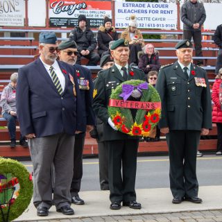 On y voit de gauche vers la droite, la conseillère Francyn leblanc, le conseiller Paul Groulx, le conseiller Sylvain Cleroux et mairesse Geneviève Lajoie déposant les germes de fleurs sur le cénotaphe.