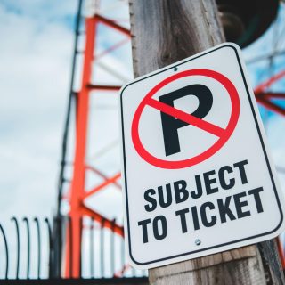 Le conseil du canton de Champlain a présenté une motion visant à adopter un système de sanctions administratives pécuniaires pour la collecte et la gestion des amendes découlant d'infractions aux règlements municipaux. Hawkesbury, Alfred et Plantagenet, et Clarence-Rockland ont tous adopté le système de SAP comme moyen de contourner la CUPR et la Cour des infractions provinciales, ce qui permet un traitement plus efficace des amendes et une augmentation des revenus provenant de la collecte.