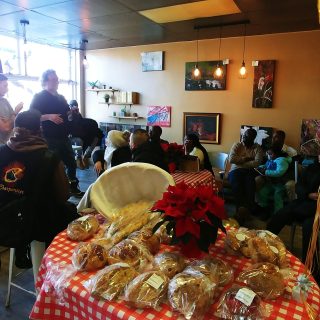 La cohorte du séjour exploratoire de Place aux jeunes dans Argenteuil a rendu visite à la
boulangerie Le P’tit chef de Lachute, qui fêtait son 6e anniversaire par la même occasion.
(Francis Legault, EAP)