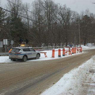 Le pont Alexander-McGibbon a été fermée à la circulation pendant 24 heures.  (Photo Francis Legault, EAP)