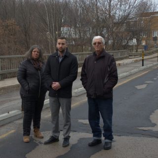 L'administration municipale de Brownsburg-Chatham, le maire Kévin Maurice en tête, dénonce que le MTMD ait décidé de fermer le pont Henri-Raby malgré les nombreuses demandes de la municipalité de rénover cette infrastructure. (Photo Francis Legault, EAP)