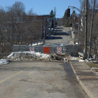 Un pont temporaire à une seule voie ainsi qu’une passerelle pour les piétons et cyclistes
seront installés par-dessus l’actuel pont Henri-Raby en attendant son remplacement
définitif. (Francis Legault, EAP)
