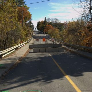 Le MTMD a annoncé que le pont temporaire au-dessus du pont Henri-Raby allait finalement
être prêt en décembre prochain. (Francis Legault, EAP)