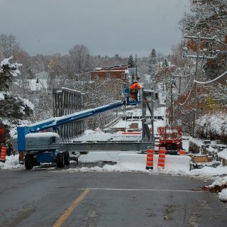 Le pont temporaire au-dessus du pont Henri-Raby devrait être prêt en décembre prochain.
(Francis Legault, EAP)
