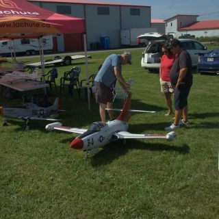 Le Club Air Calm a profité de ces portes ouvertes pour présenter quelques-uns des modèles
d’avions téléguidés qui volent régulièrement à la piste de l’organisme lachutois. (Francis
Legault, EAP)
