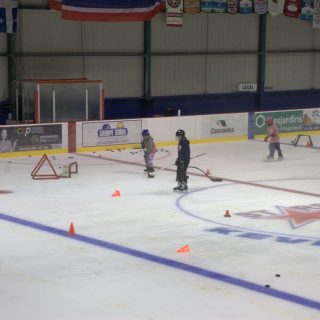 Lors de ces portes ouvertes, les jeunes pouvaient essayer divers exercices sur la glace
comme lors des véritables pratiques des équipes des Stars de Lachute. (Francis Legault, EAP)