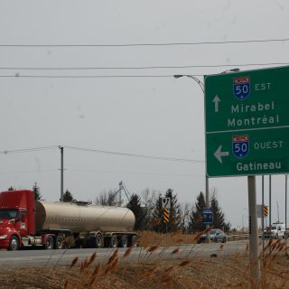 Le projet d’élargissement de l’autoroute 50, entre Mirabel et L’Ange-Gardien, a été divisé
en deux dont un, entre Lachute et L’Ange-Gardien, qui est maintenant listé comme étant un
projet de « maintien et de bonification » et non plus « d’élargissement et de réaménagement ».
(Francis Legault, EAP)