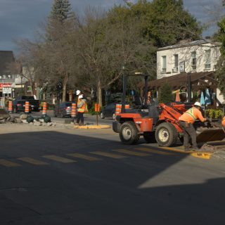 Les automobilistes devront s’armer de patience pour encore quelques semaines alors que les travaux de réfection du centre-ville lachutois se poursuivent. (Photo Francis Legault, EAP)