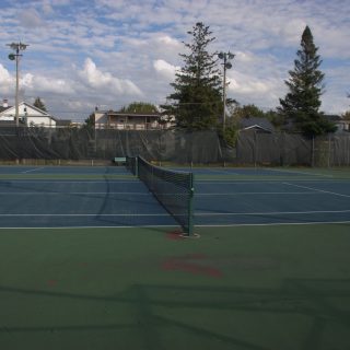 Les quatre terrains de tennis et le terrain de basketball du parc Ayers seront refaits tandis que deux terrains de pickleball seront ajoutés.
(Francis Legault, EAP)