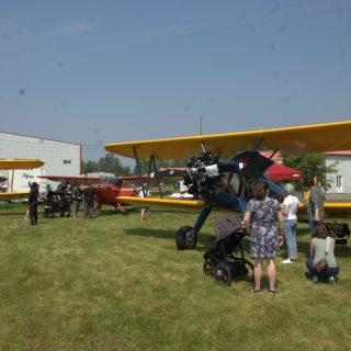 La présence de nombreux avions anciens a attiré un grand nombre de curieux lors de ce
rendez-vous annuel. (Francis Legault, EAP)