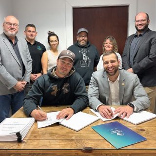 Les syndiqués cols blancs et cols bleus de Brownsburg-Chatham se sont entendus pour
les cinq prochaines années. (Photo gracieuseté)