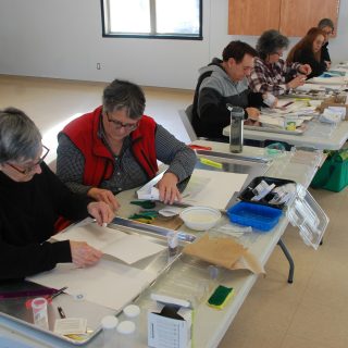 Lors du passage de L'Argenteuil, une dizaine de bénévoles de la SHA travaillaient à ensacher les milliers de semences en prévision de la phase 3 du projet des Semailles d'Argenteuil. (Photo Francis Legault, EAP)