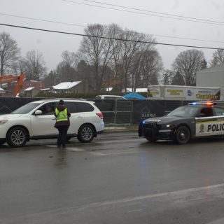 Pendant quelques heures en avant-midi du 26 novembre dernier, les policiers de la SQ d’Argenteuil et des intervenantes de La Citad’Elle de Lachute ont remis des dépliants aux automobilistes afin de les sensibiliser à la violence conjugale et à l’importance de dénoncer celle-ci. (Francis Legault, EAP)