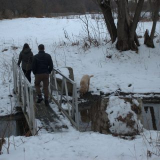 Même s’ils ne sont pas encore officiellement ouverts, les nouveaux sentiers du lac Émilie
sont déjà fréquentés. La passerelle mise en place permet aux marcheurs de traverser le
ruisseau qui relie le lac à la rivière du Nord. (Francis Legault, EAP)