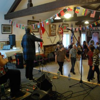 Au moins 75 personnes étaient attendues lors de cette soirée visant à initier de nouveaux arrivants à certains pans de la culture québécoise. (Photo Francis Legault)