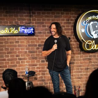 L’humoriste Mathieu Cyr sera de passage à Lachute pour y donner une conférence dans le cadre de la soirée Parlons santé mentale. (Photo Facebook)