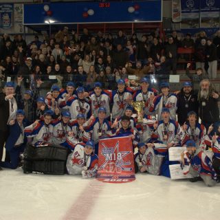 L’émotion était palpable pour plusieurs joueurs après cette victoire. Certains d’entre eux avaient vécu les affres de perdre en finale de
ce même tournoi l’an dernier. (Francis Legault, EAP)