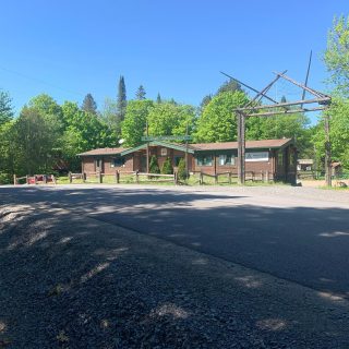 Le bâtiment principal du Camp Tamaracouta (photo) a été détruit par un incendie en mai
2024. (Scouts Canada)
