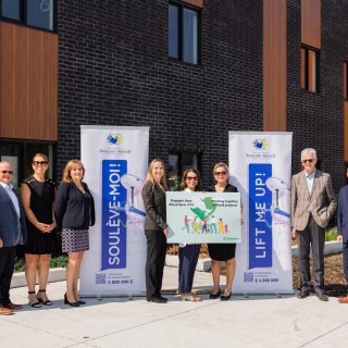 Les Caisses populaires Desjardins Ontario Credit Union ont offert un chèque de 30 000 $ pour des ascenseurs Maxi Sky dans le cadre de la campagne Lift Me Up ! de la Fondation de la Résidence Prescott-Russell pour l’achat de 204 ascenseurs personnels.