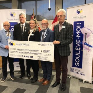 Denise Robitaille, présidente de la Fondation de la Résidence P-R, (au centre), a présenté un chèque de 250 000 $ à la Résidence Prescott et Russell dans le cadre des efforts de collecte de fonds en cours de la Fondation pour l’achat de lève-personnes pour presque toutes les chambres de la résidence actuellement en construction à Hawkesbury. Le président des CUPR, Norman Riopel (à gauche du centre), était présent pour la remise du chèque.
