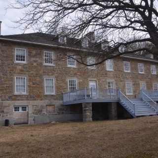 La caserne historique à Carillon. Après les inondations de 2017 et 2019, le bâtiment a été laissé à l'abandon et son avenir incertain.
