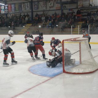 Les Concordes de Lachute-Mirabel (en blanc) ont baissé pavillon face aux Patriotes de St-Eustache lors de la demi-finale de la classe M-18 BB. (Francis Legault, EAP)