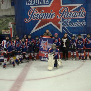 Les Stars M11 C sont repartis avec la bannière de finaliste de ce 7e Tournoi provincial M11 Jérémie-Paradis. (Photo Francis Legault, EAP)