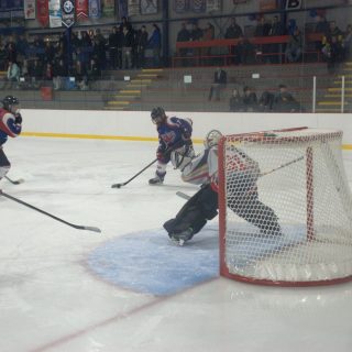 Les Stars-2 M-18 B ont bien amorcé le tournoi en l’emportant 3-1 sur les Panthères-1 de
Deux-Montagnes. (Francis Legault, EAP)
