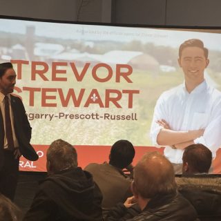 Trevor Stewart s'adresse à ses partisans et aux membres de son équipe de campagne alors que les résultats des élections ont commencé à tomber le jeudi 27 février au Hammond Golf and Country Club. Stewart, candidat libéral dans la circonscription provinciale de Glengarry-Prescott-Russell, s'est classé deuxième avec 17 752 voix. Le député sortant Stéphane Sarrazin a remporté la circonscription avec 51,26 % des voix.