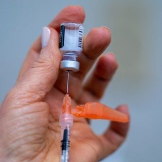 Le CISSS des Laurentides lance sa campagne de vaccination annuelle contre les infections
respiratoires. (Photo d’archives)
A syringe is loaded with COVID-19 vaccine at a vaccination clinic run by Vancouver Coastal Health, in Richmond, B.C., Saturday, April 10, 2021.
Covid Cda, Richmond, Canada - 10 Apr 2021