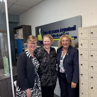 Lors de leur passage dans Argenteuil, les députées libérales Linda Caron (à gauche) et Sona
Lakhoyan Olivier (à droite) ont rencontré divers acteurs du milieu concernant les soins à domicile. Sur la photo, elle sont accompagnées par Jolyane Proulx, directrice générale de
Coup de pouce Argenteuil. (Parti libéral du Québec)