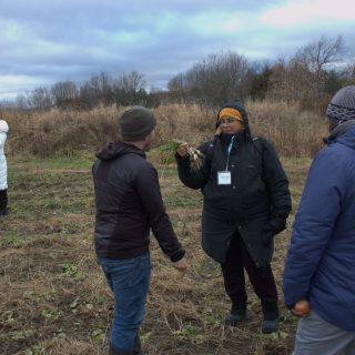 Une délégation d'une dizaine de producteurs agricoles africains étaient de passage à la Ferme La Roquette de Brownsburg-Chatham. (Photo Francis Legault, EAP)