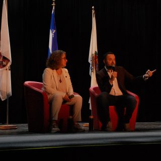 Le ministre de la Culture et des Communications du Québec, Mathieu Lacombe, en
compagnie de la députée d’Argenteuil Agnès Grondin, ont rencontré les élèves de la polyvalente Lavigne afin de discuter avec eux de leur rapport avec la culture québécoise. (Francis Legault, EAP)