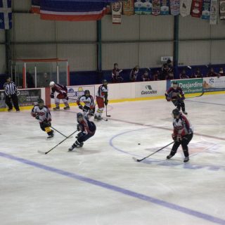 Des anciens coéquipiers de Jérémie Paradis ont participé à un match de hockey dans le
cadre d’un week-end visant à amasser des fonds pour la fondation qui porte son nom. (Francis Legault, EAP)
