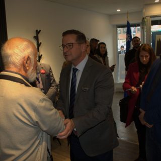 Le chef du Bloc Québécois, Yves-François Blanchet (au centre), a fait un passage éclair à Lachute pour rencontrer le candidat de son parti dans Argenteuil-La Petite-Nation, Martin Héroux (à droite). Il en a aussi profité pour rencontrer certains militants, dont l’ex-député provincial d’Argenteuil Roland Richer (à gauche). (Francis Legault, EAP)