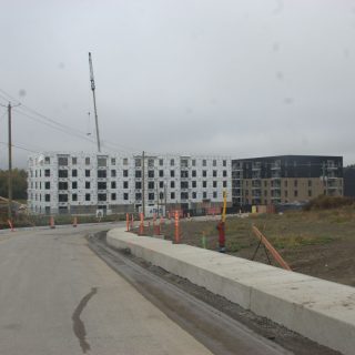 Dans certains nouveaux développements, comme celui de La Lorraine (photo), le nombre
d’étages permis est revu à la hausse plus on s’éloigne des secteurs déjà construits.
(Photo d’archives)